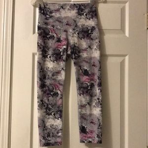 Lululemon Gray Floral Capri Leggings Small
